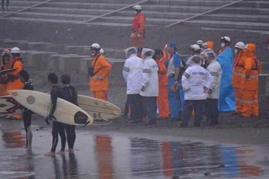 台風19号江の島でサーファー流される