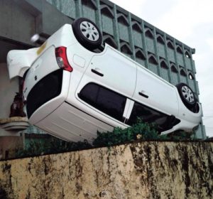 台風で車が飛ぶ