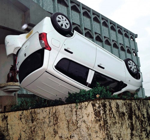 台風で車が飛ぶ